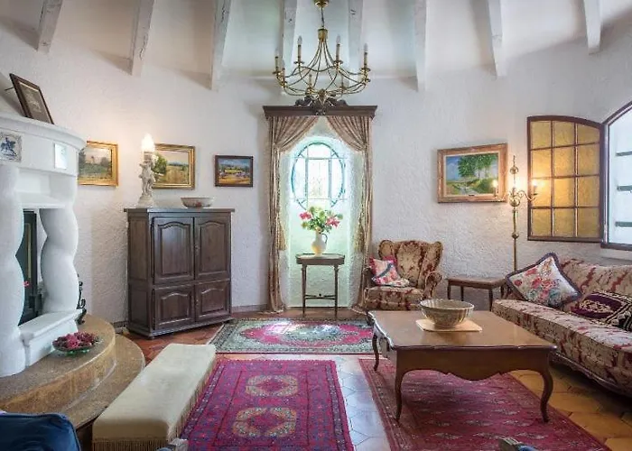 With Pool In Provence -villa Romantique Sleeps Up To 12 4 In Optional